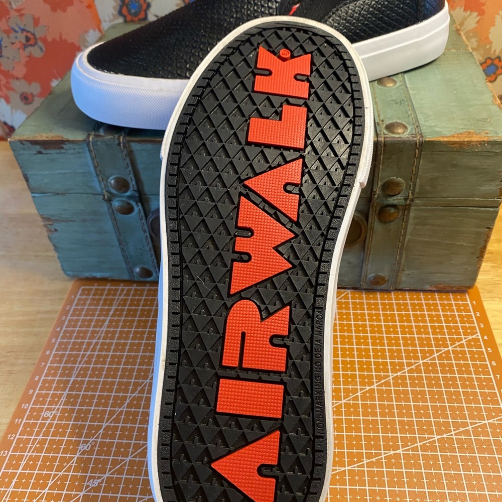 Airwalk Black and White Shoes with Colorful Insole Women’s sz 7 NWOT